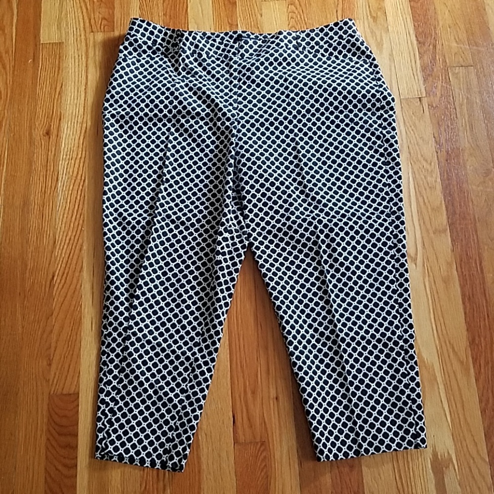 Black and white cropped/capri pants